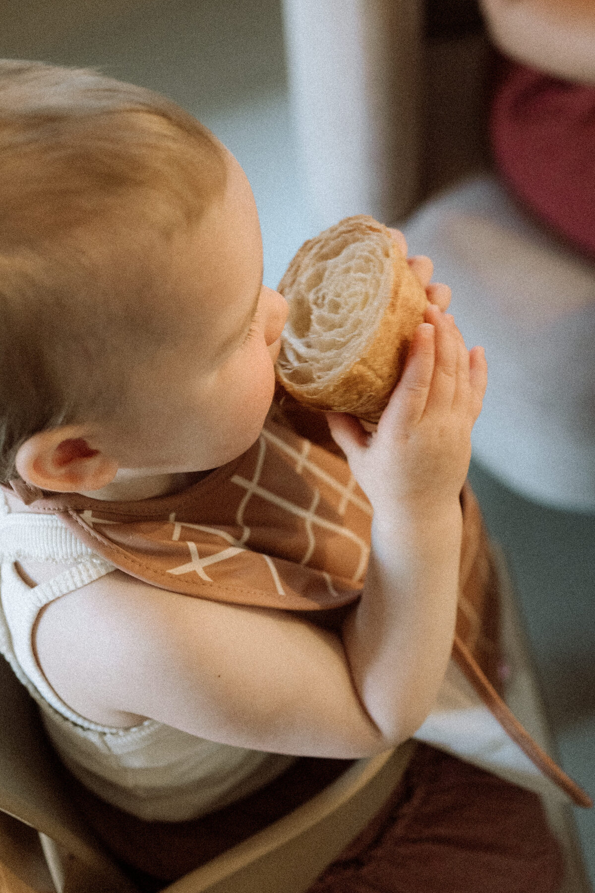 Lifestyle gezinsfotografie tijdens een Homes to Remember-shoot - favoriete ontbijt 