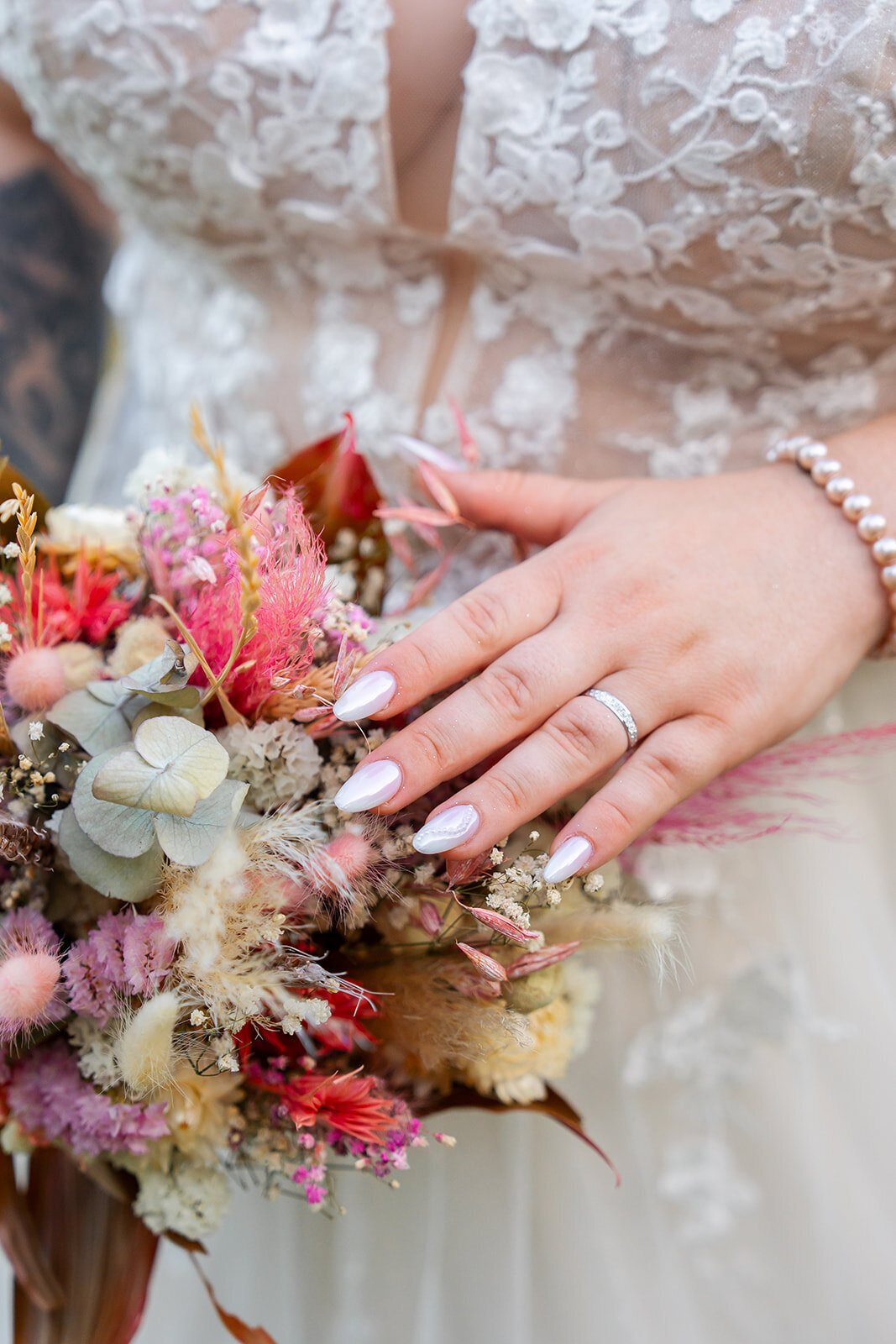 mariage-en-provence-couple-maries-zoom-alliance-et-bouquet
