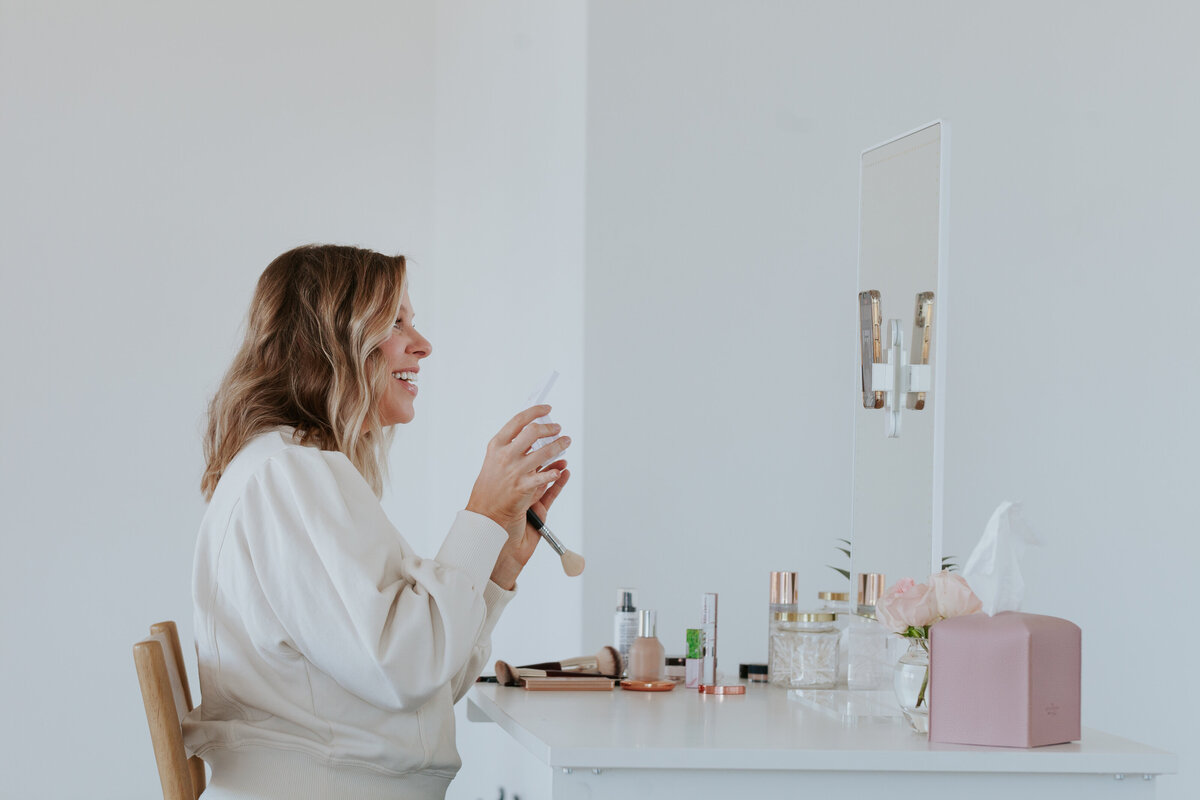 beauty-influencer-filming-content-for-brand-photo-the-frame-charlotte