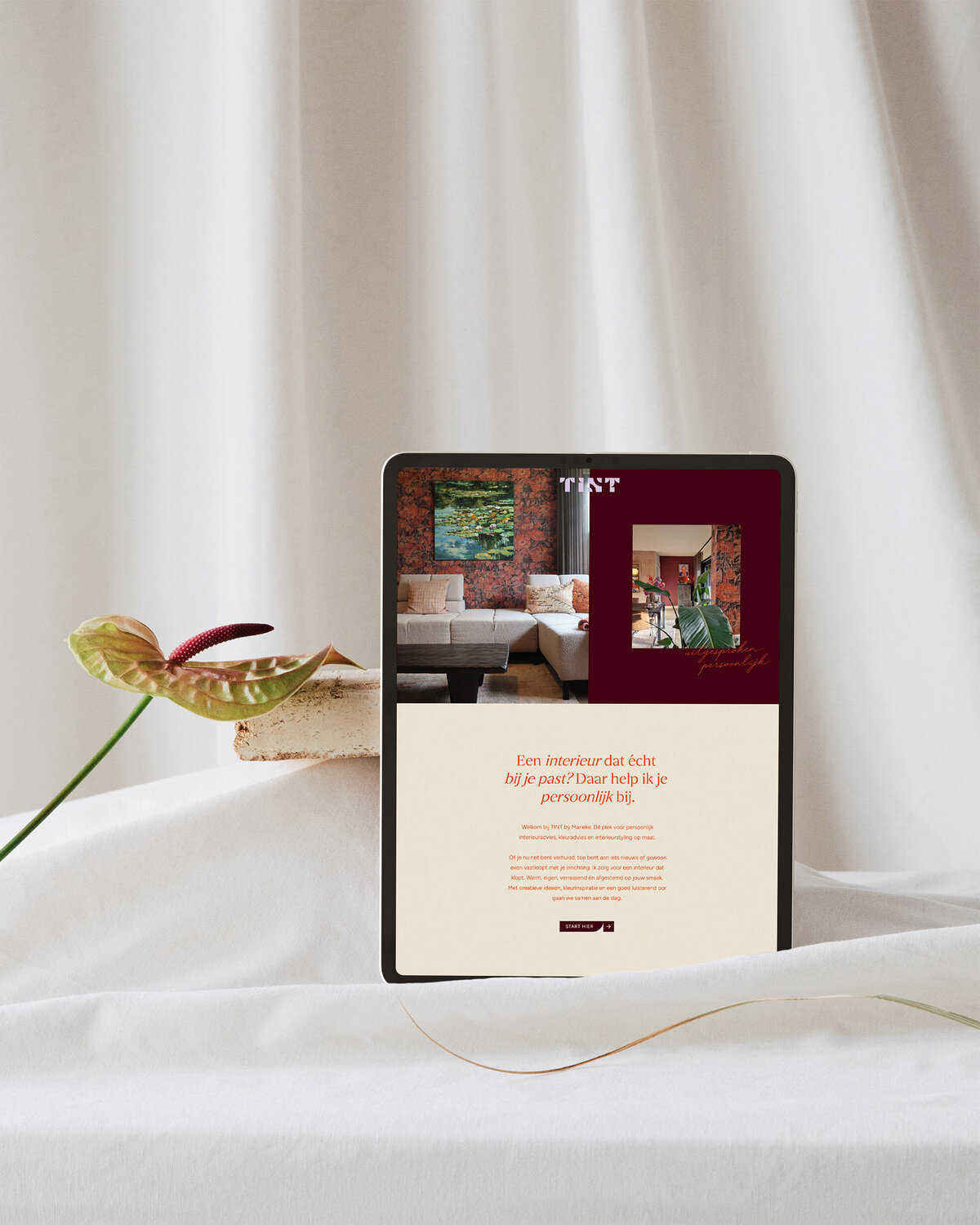 Persoonlijk interieurontwerp voor kleurrijke woningen – Tint Interieur website op tablet