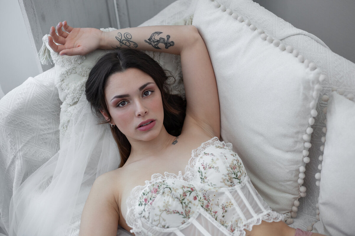 Ritratto di una sposa che celebra sé stessa con un servizio boudoir elegante