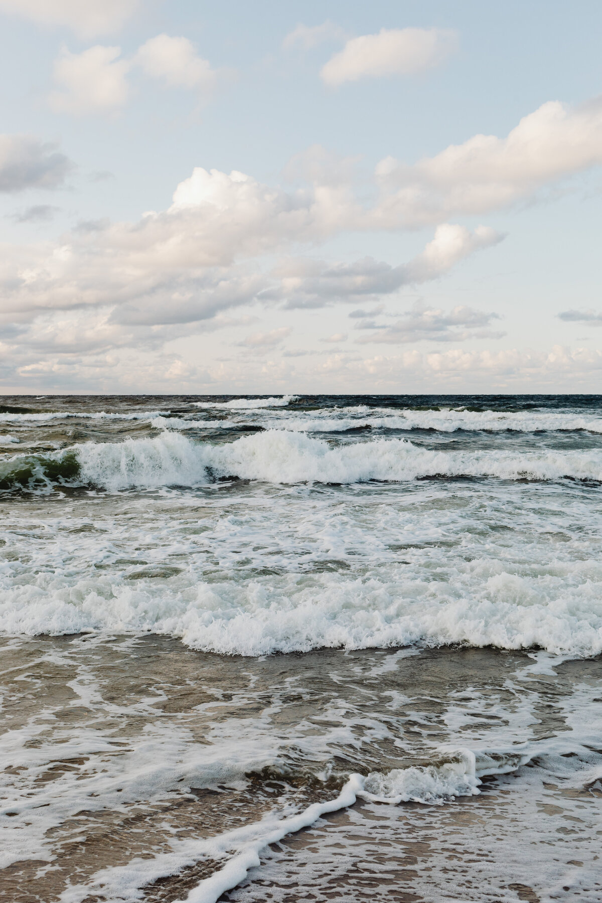 kaboompics_foaming-sea-waves-22458