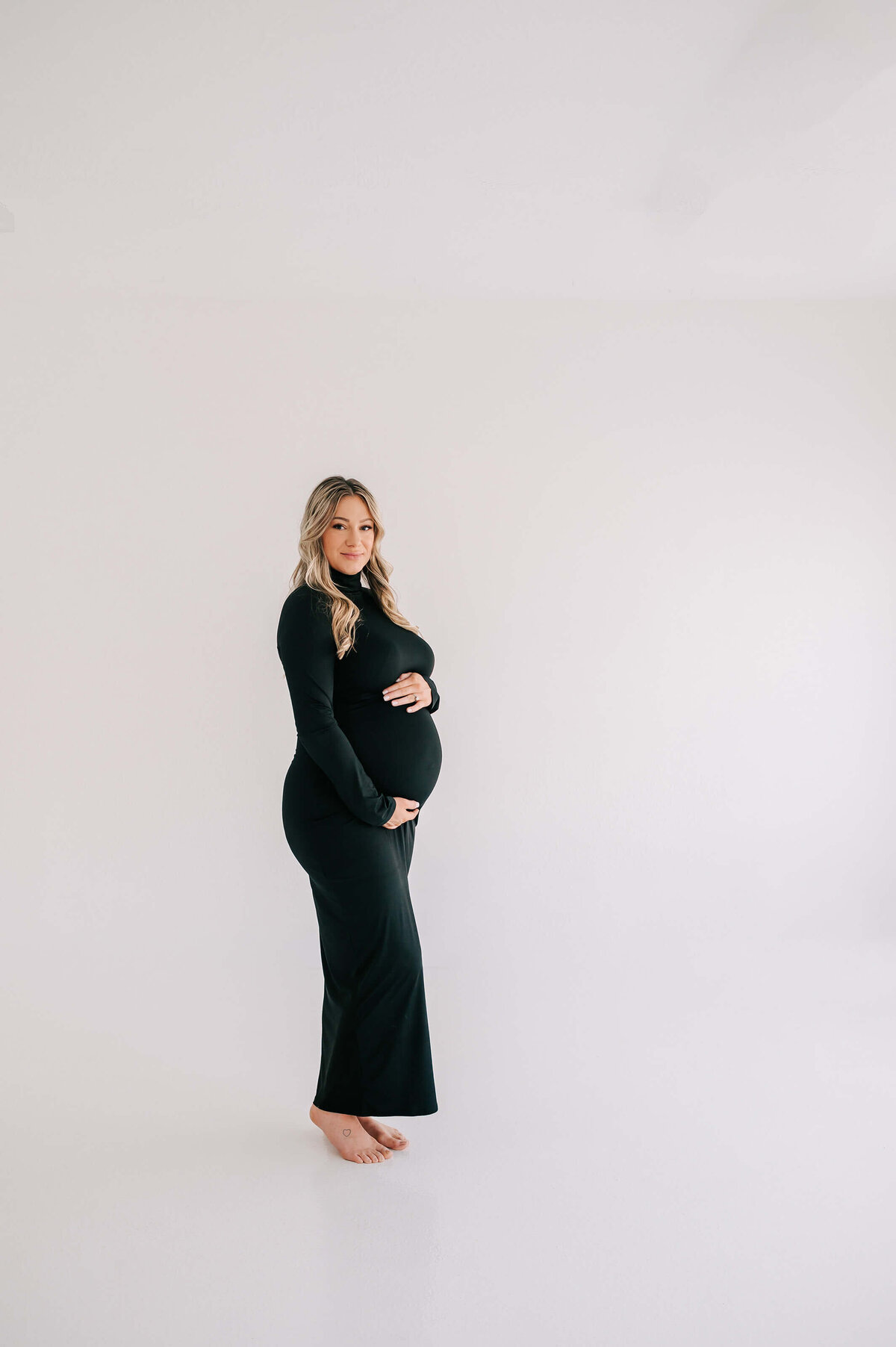 Branson maternity photographer captures pregnant mom hugging baby bump