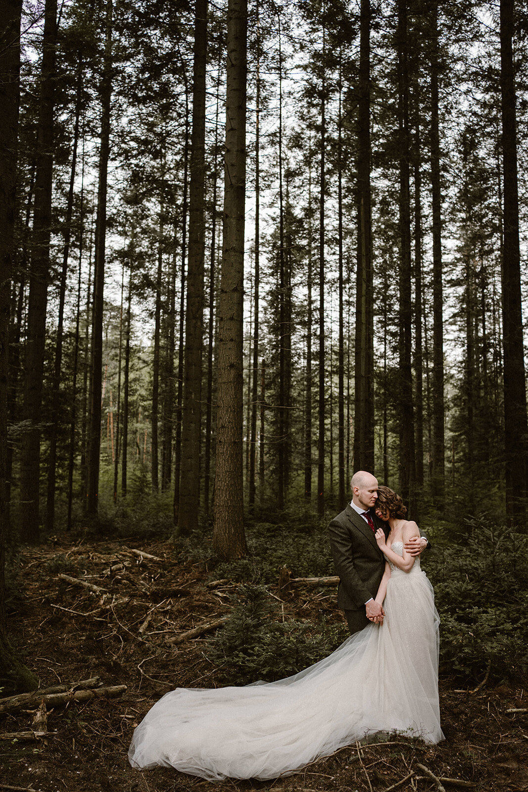 bruidspaar in bos