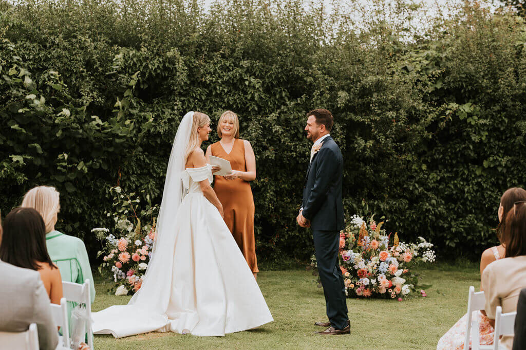 Issy-and-Bella-Floral-Design-Wedding-Florist-Herefordshire-Broadfield-Court-j&N53