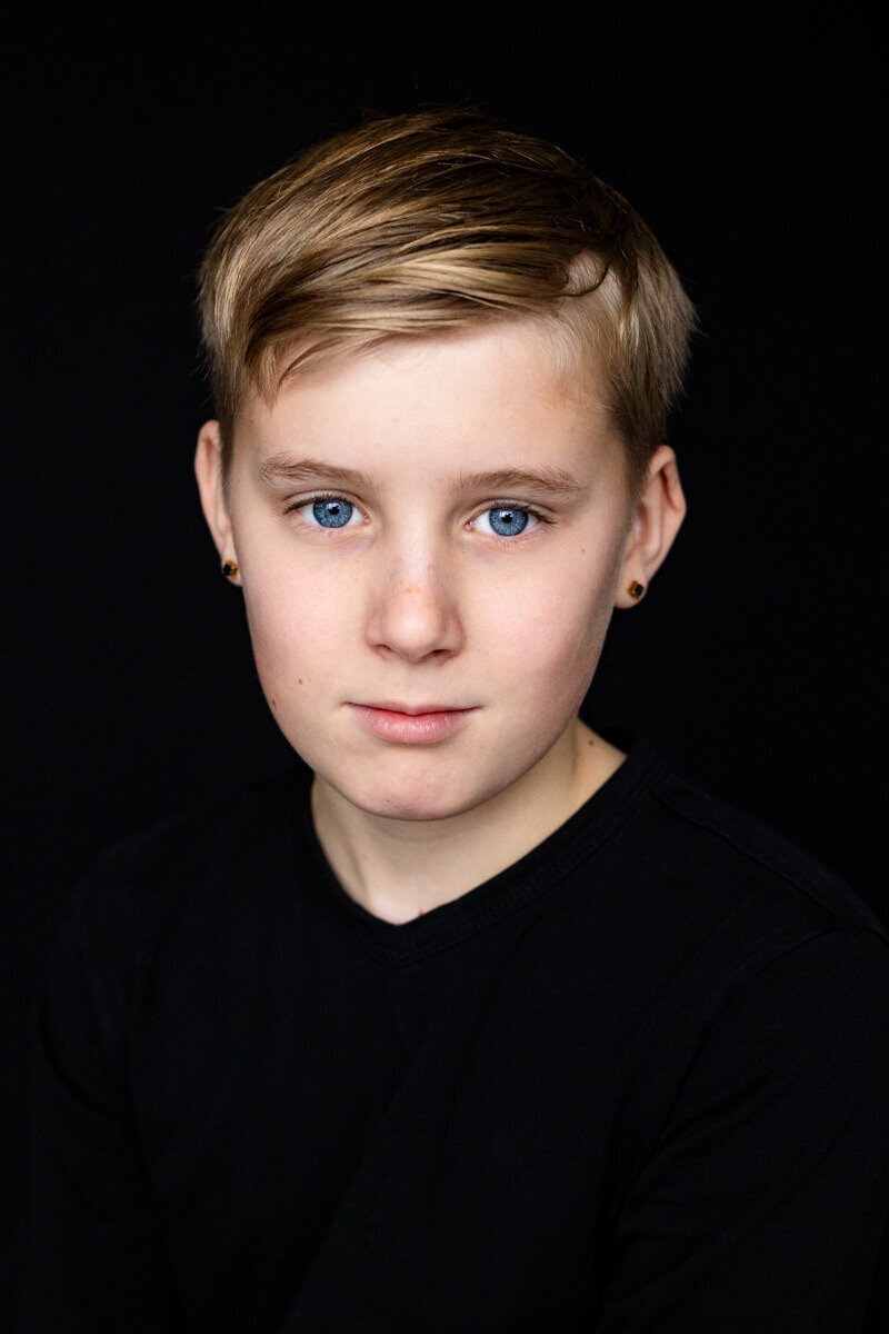 stoer portret jongen bij zwart