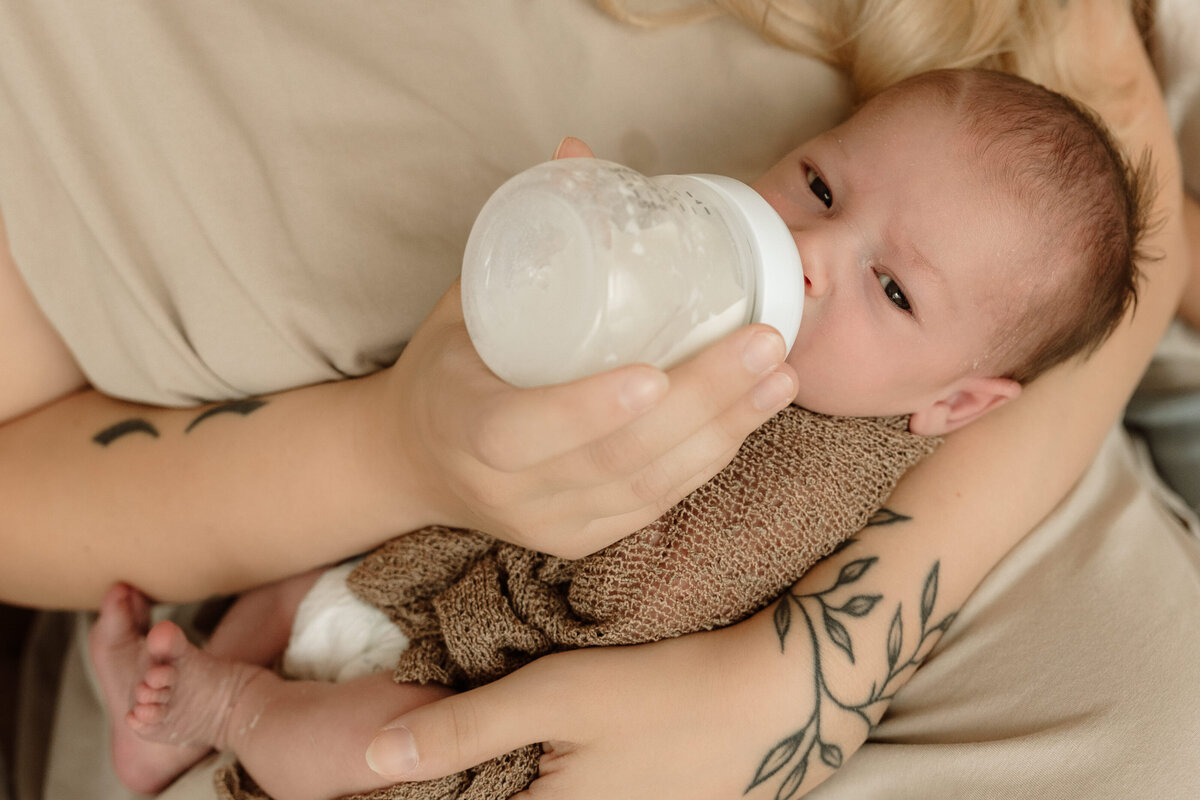 newborn fotograaf - gezinsfotograaf - zwangerschapsfotografie - videograaf - Sint-Niklaas - Pictures by Jess - Mama en baby shoot