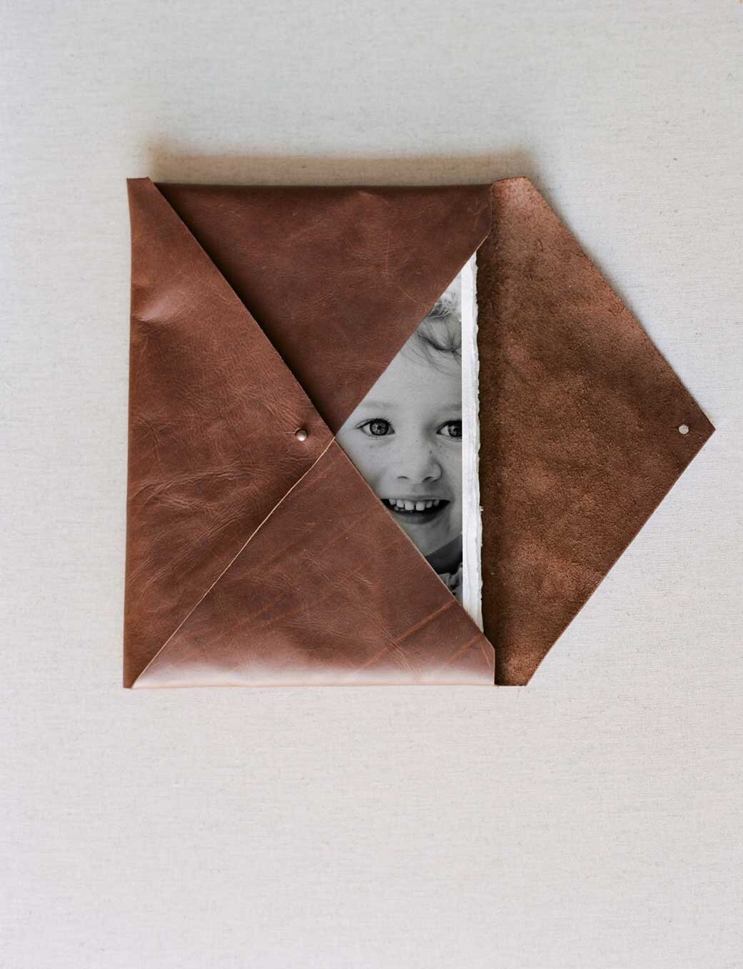 Leather-envelope-04_Family-Photos-Brisbane