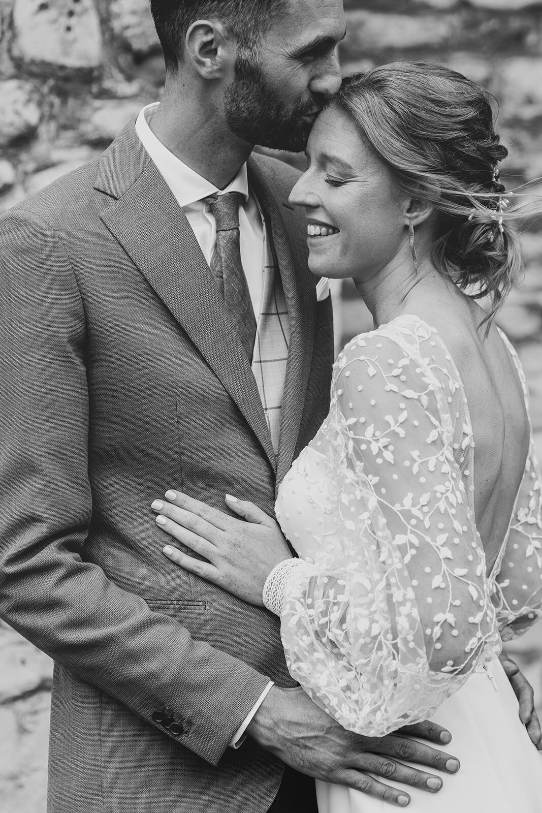 Een prachtige jurk met kanten mouwen. 