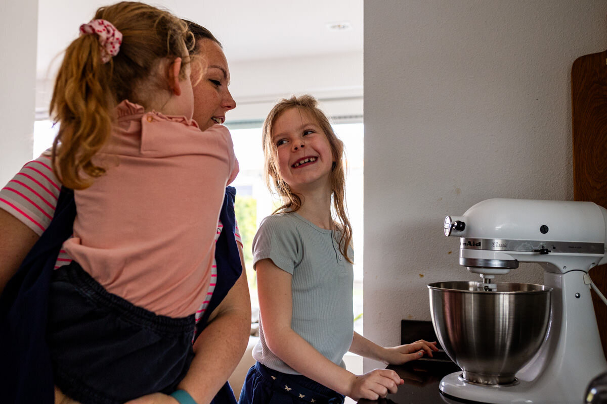 mama en dochters samen bakken in keuken