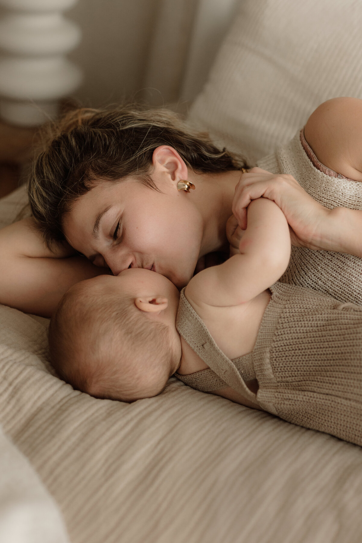 newborn fotograaf - zwangerschapsfotografie - videograaf - Sint-Niklaas - Pictures by Jess - mama en baby shoot