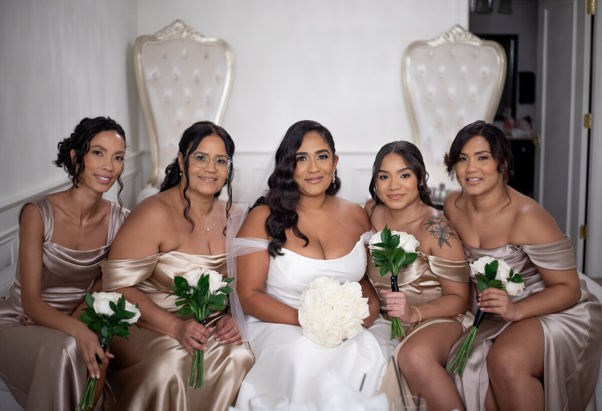 Bride with 4 bridesmaids by her side