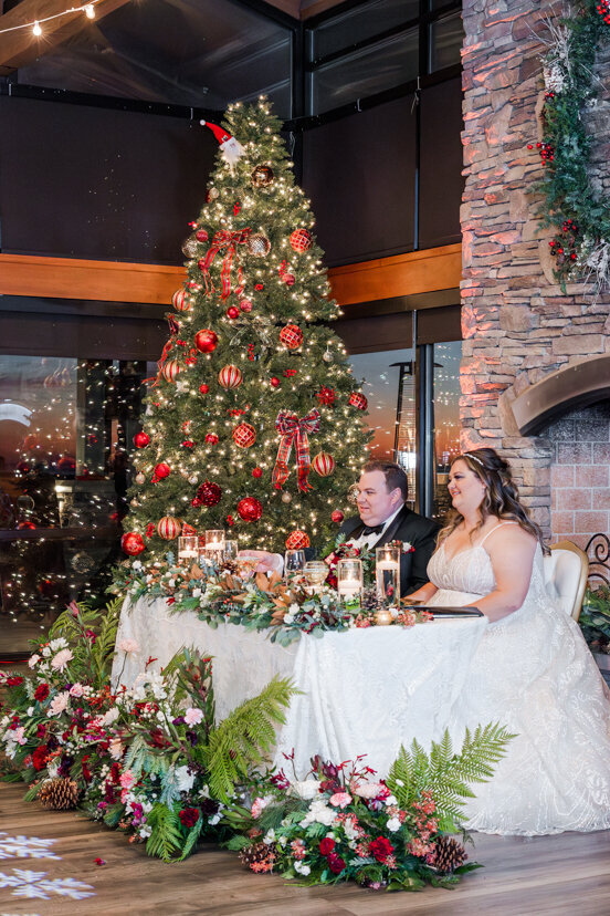 bride-and-groom-sweetheart-table-and-christmas-tree