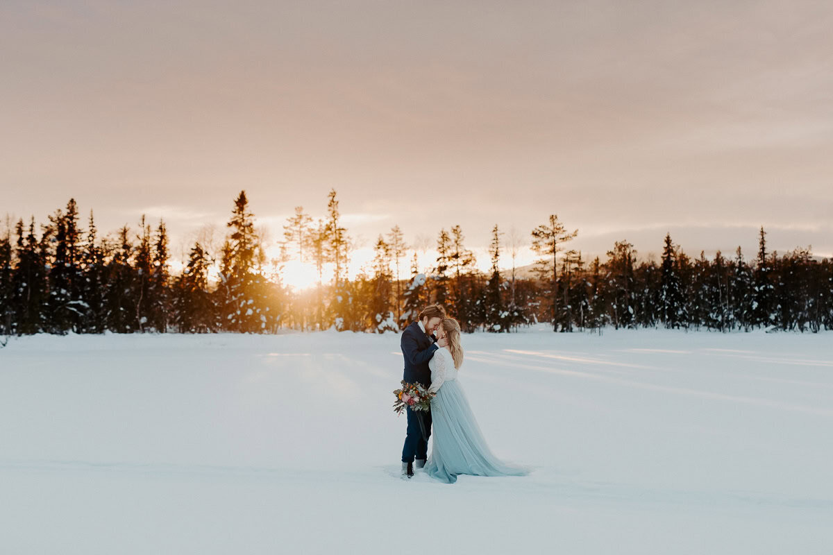Fotograf-Yohanna-Martensson-Brollopsfotograf-fjallbrollop-vinterbrollop-i-sno
