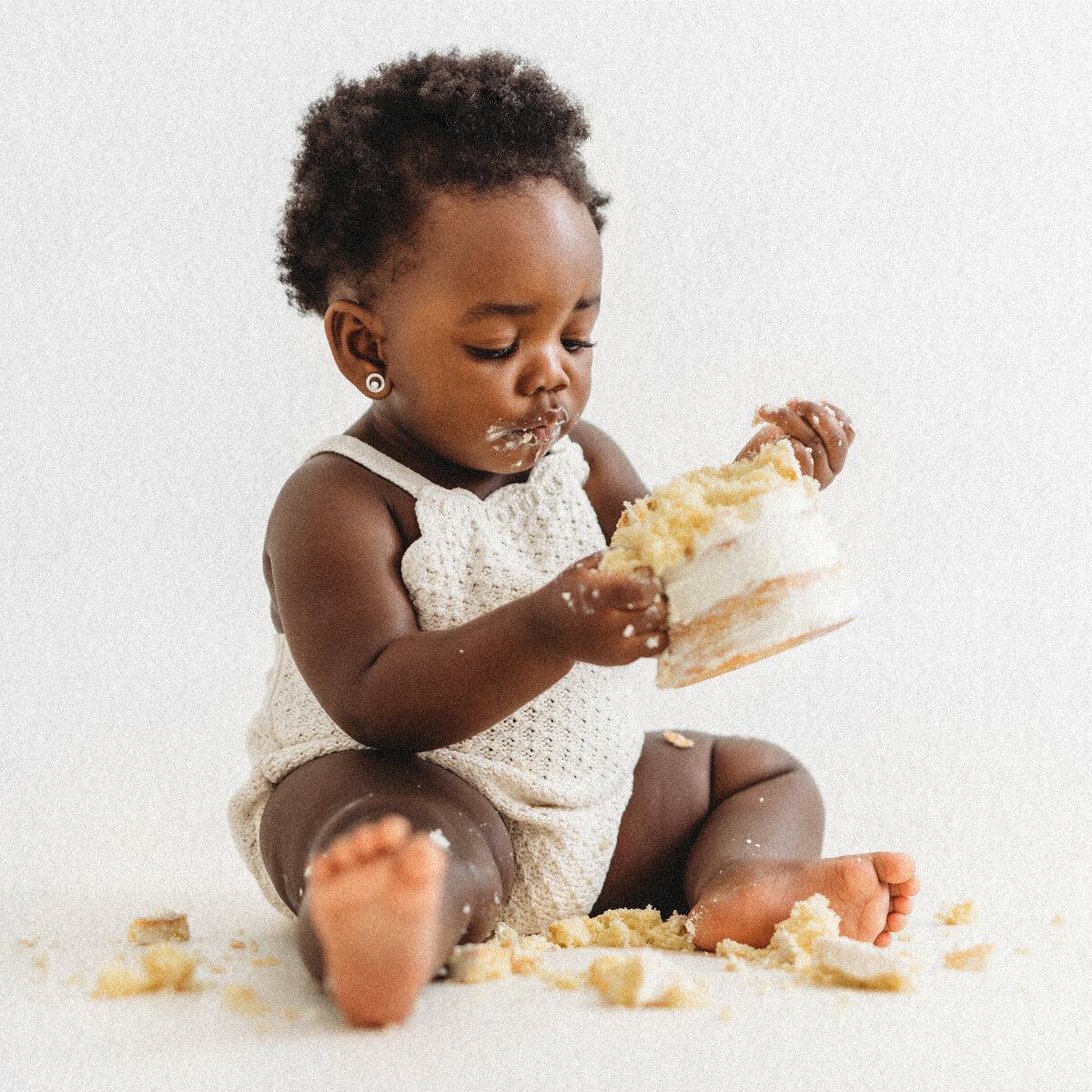 LittleWhitePhotography-Cake-Smash-34