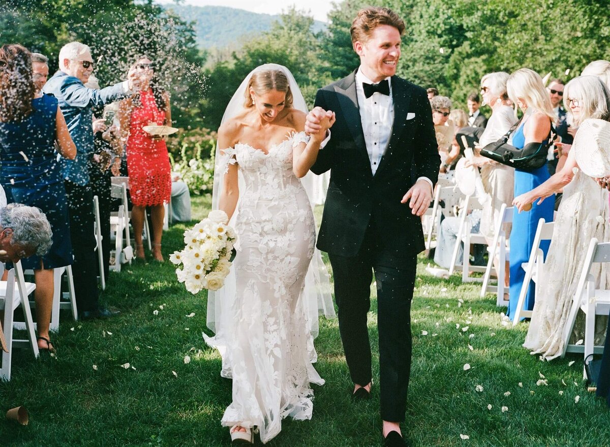 becca-gavin-springvale-floral-aisle