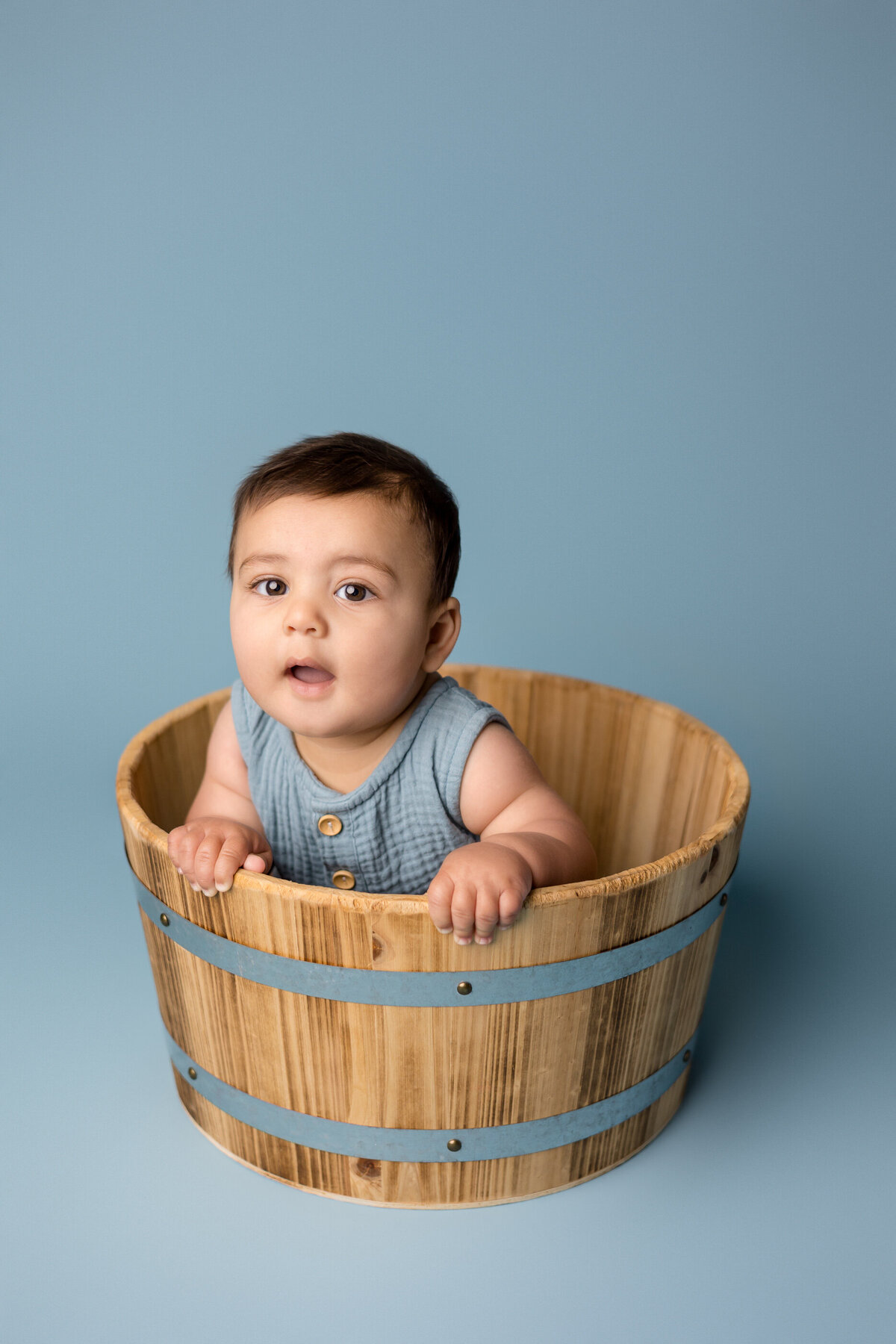 in-home-six-month-milestone-photography-session-Lexington-KY-photographer-4