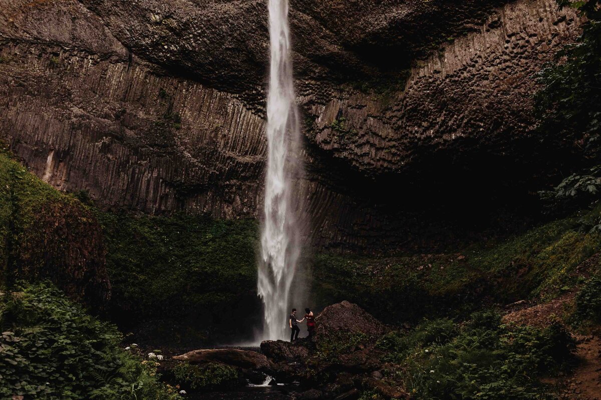 Adventure engagement session in the PNW Columbia River Gorge in Oregon photographed by Magnolia and Ember.