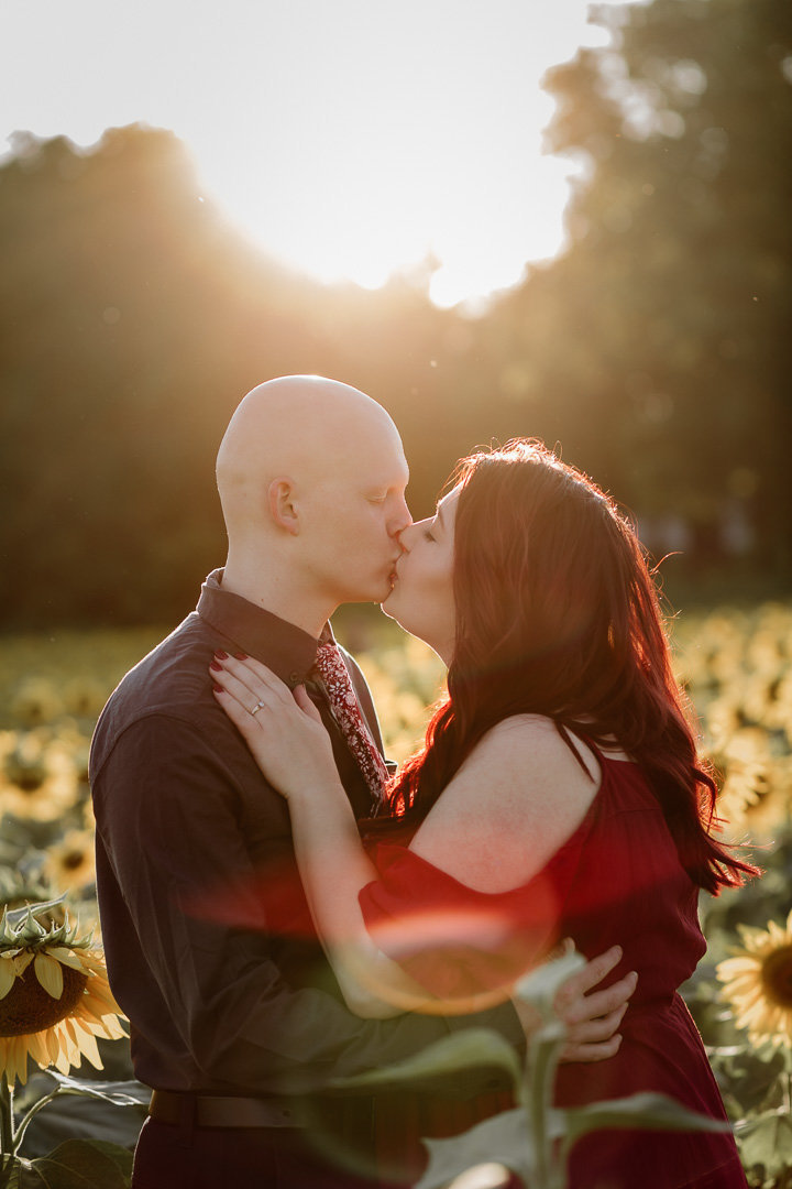 Engagement session in the sunflower field0010