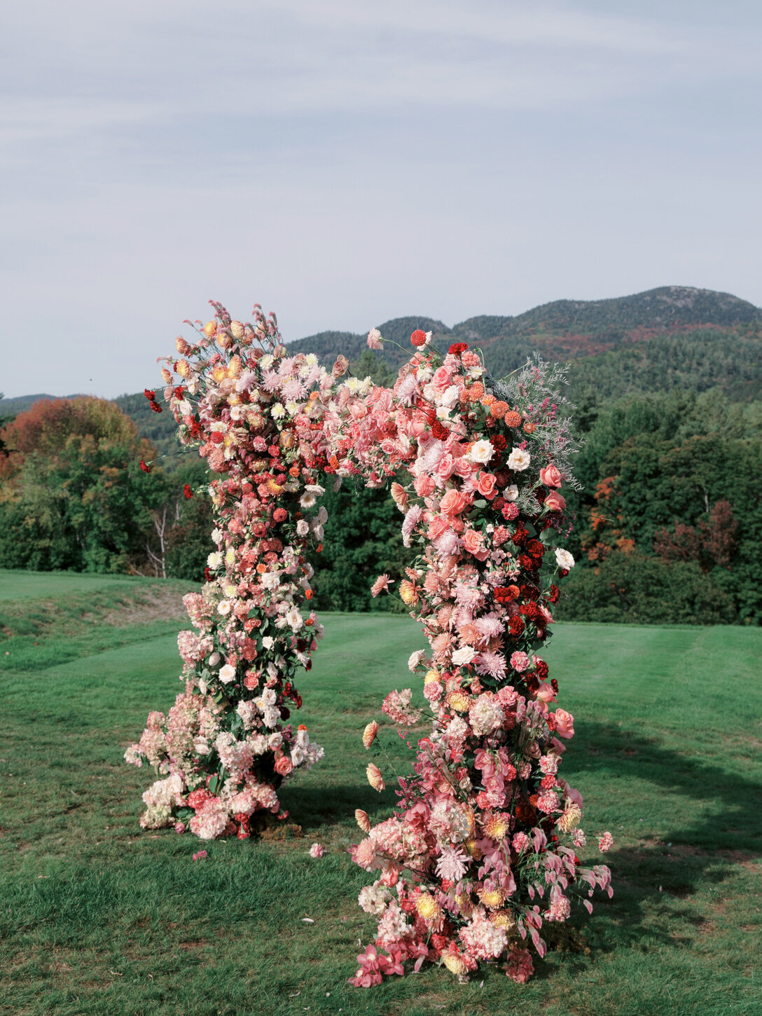 adirondack-mountain-wedding-21-floral-ceremony-arch-under-blue-skies,-designed-by-jove-meyer-and-hudson-botanica-at-adirondack-mountain-wedding-jenny-fu-studio