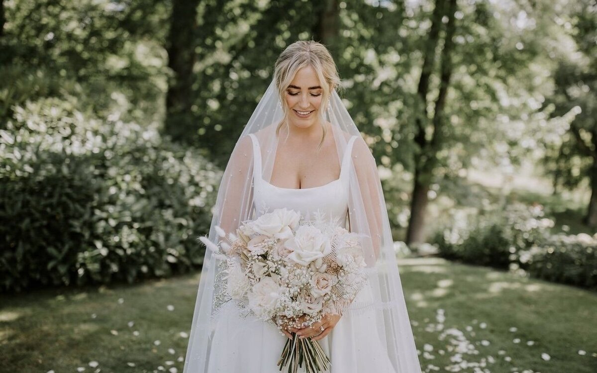 bride-with-veil-andflowers
