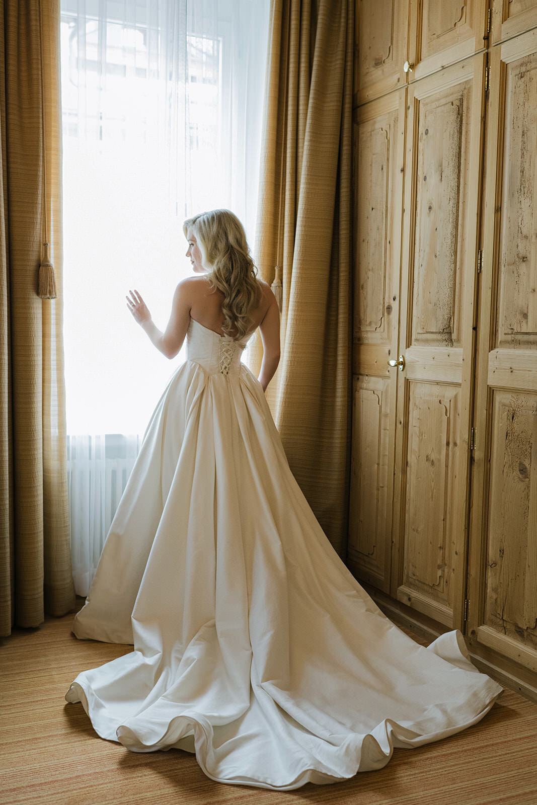 Powers_Wilson_Switzerland_Wedding_Evening_TaraHodgesPhotography016