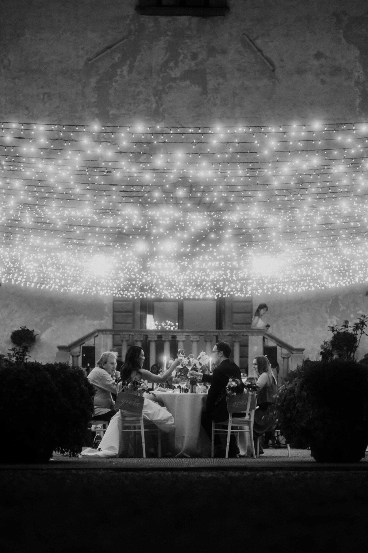 bride and groom dinner with guests at villa mangiacane