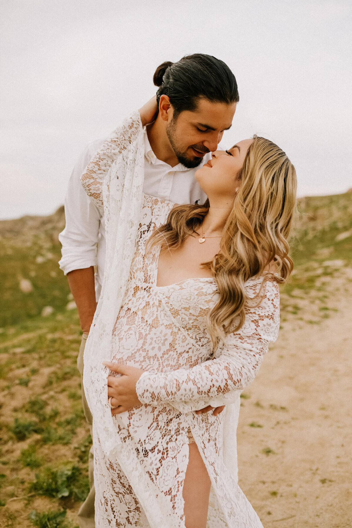 intimate-maternity-boho-mountain-spring-photoshoot