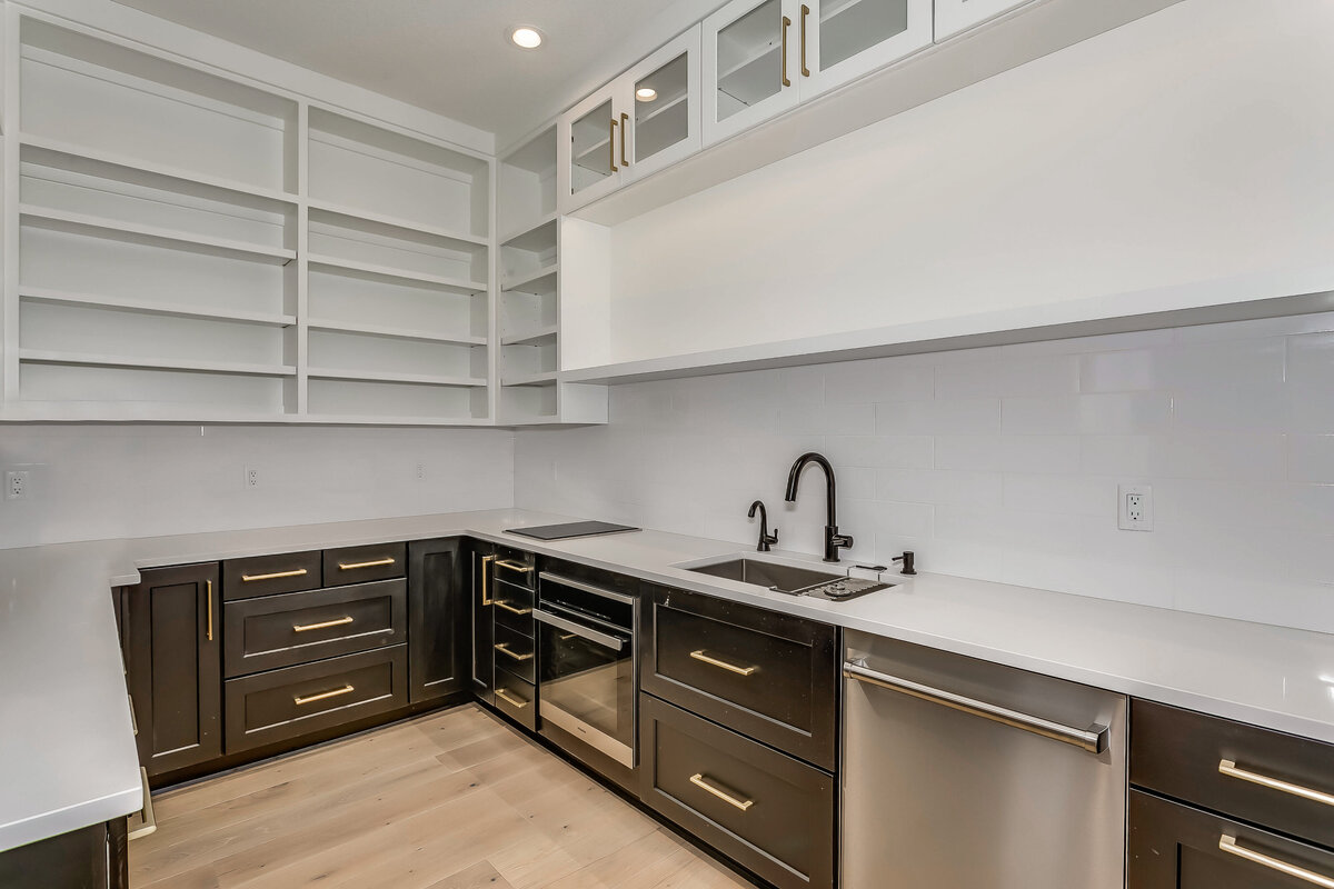 4 Wheatfield Ct Hesston KS-print-021-023-Butlers PantryKitchen-4200x2800-300dpi