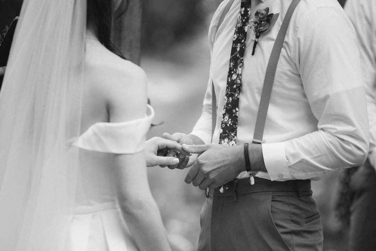 RIVERSIDE WEDDING IN THE OREGON