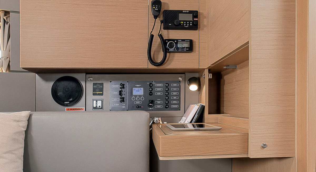 beneteau-oceanis-38.1-interior-5