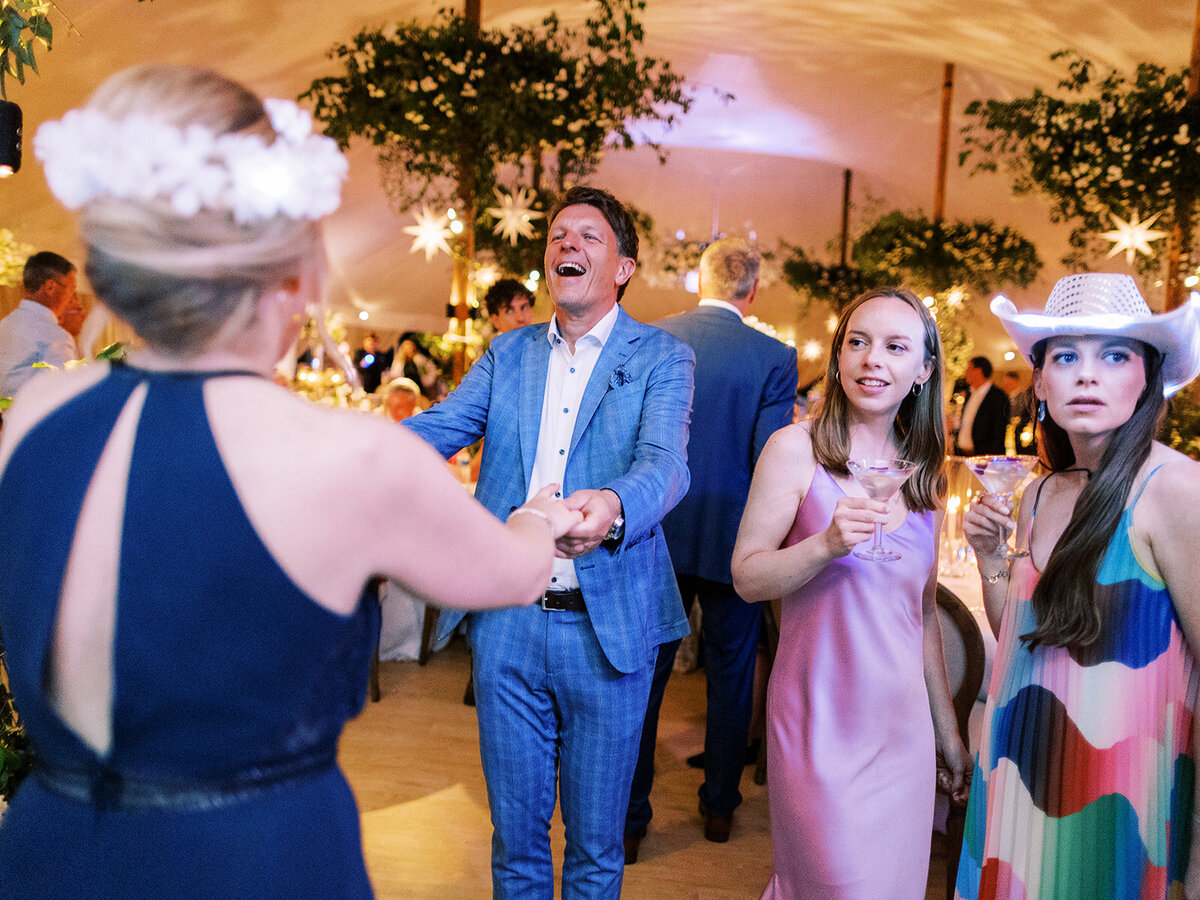 wedding-reception-guests-dancing