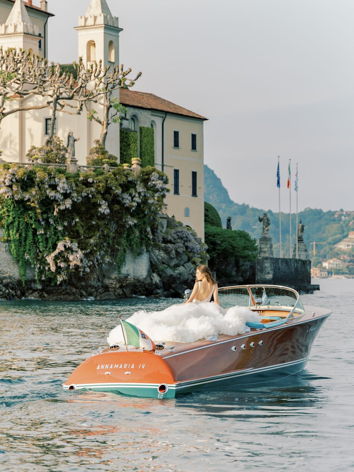 bride  in boat in Lake Como Italy