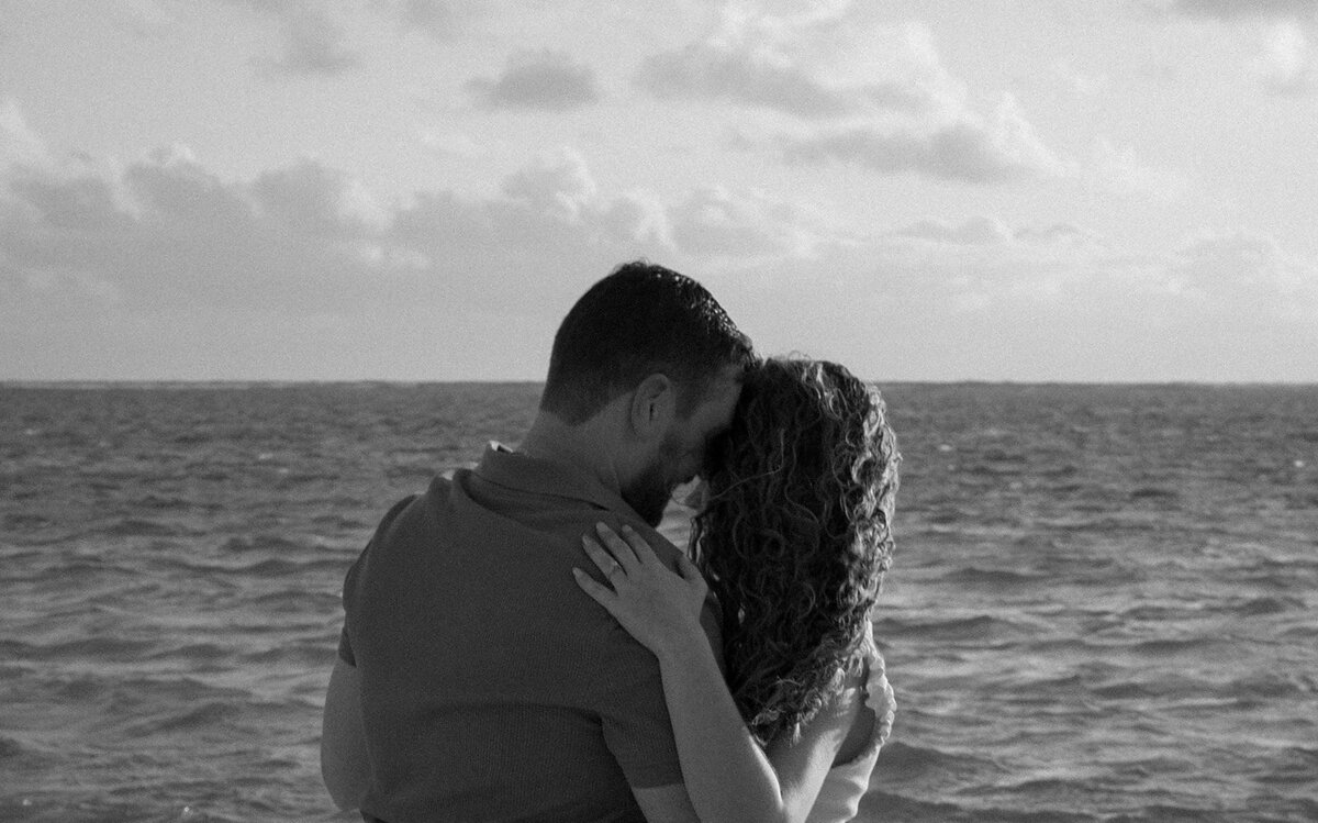 couple in hawaii at the ocean