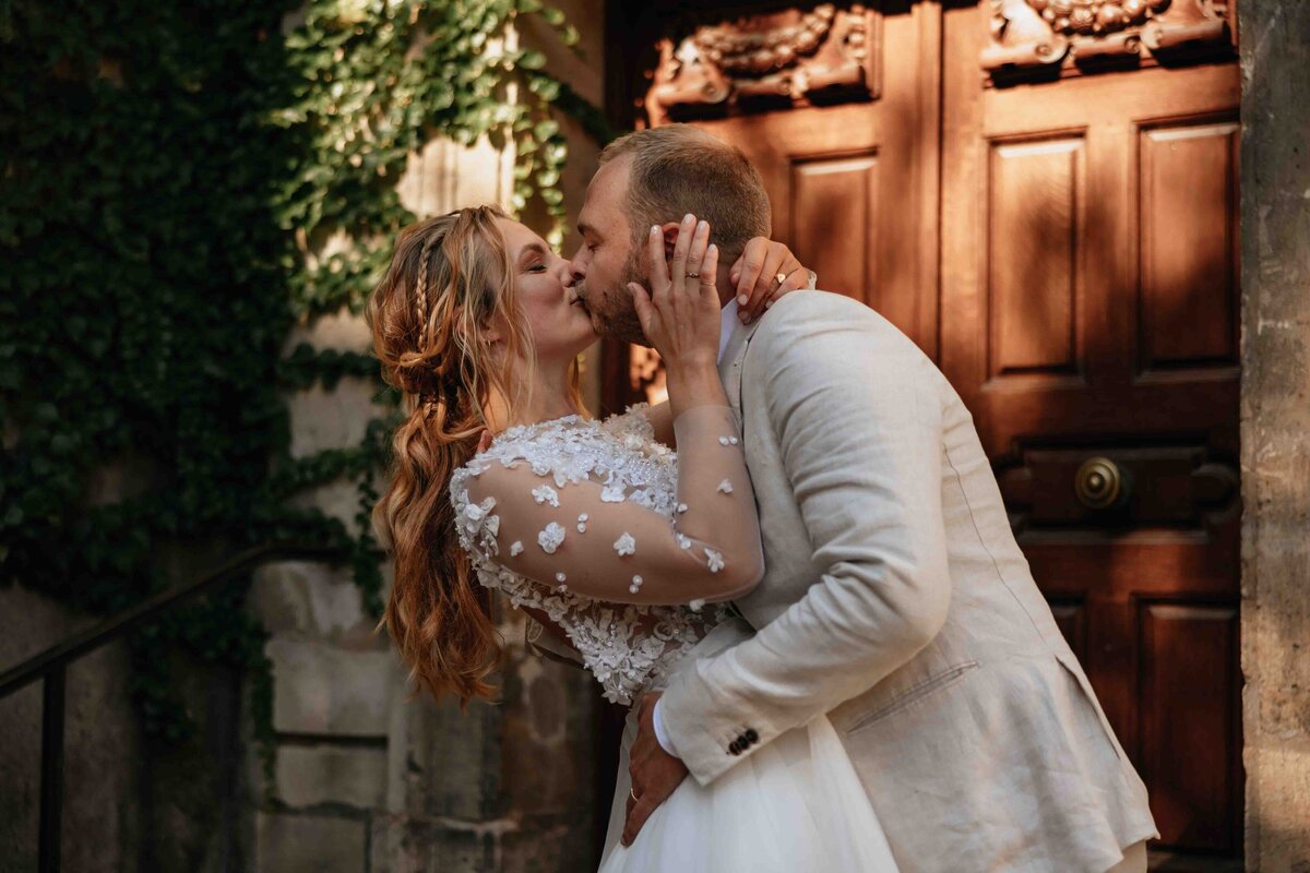 Stralend bruidspaar geniet van hun trouwdag tijdens een stijlvolle trouwshoot. Hoogwaardige trouwfotografie door een professionele bruidsfotograaf, perfect voor tijdloze bruidsfoto's in Parijs.