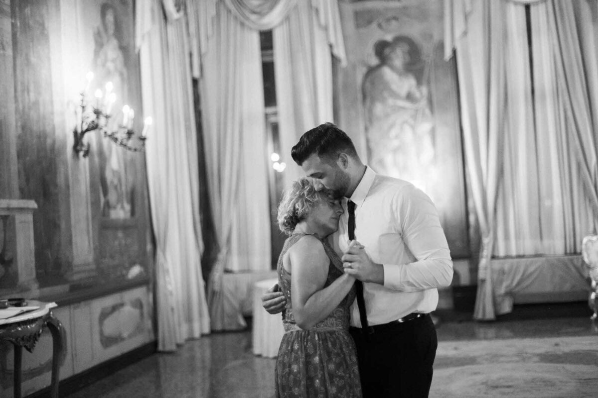 Flora_And_Grace_Editorial_Venice_Analog_Editorial_Wedding_Photographer (1 von 1)-140