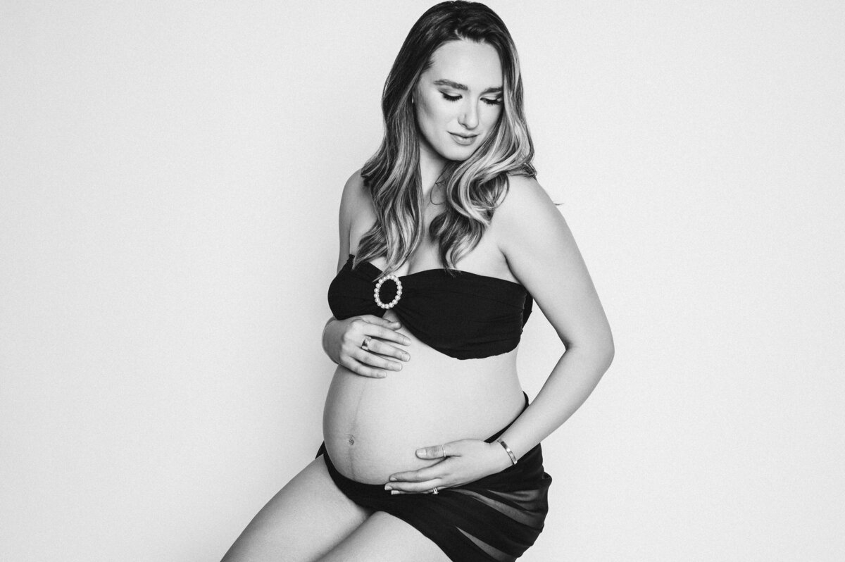 Embrace your style and beauty with fashion maternity studio portraits by Leslie Q Photography. Offering elegant, high-quality pregnancy photography in a luxurious studio setting. Serving New Carlisle, South Bend, LaPorte, Michigan City, and nearby areas.