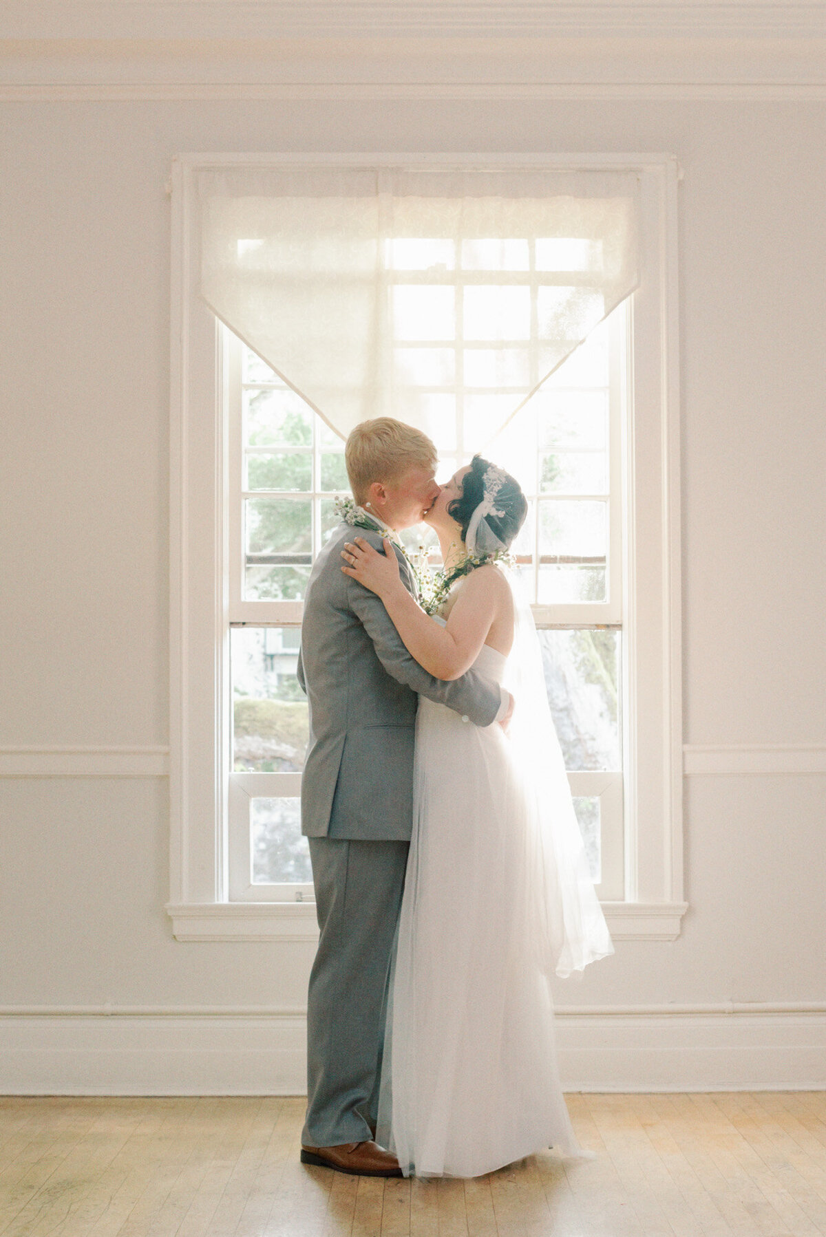 Seattle-wedding-photographer-rainier-chapter-house-86