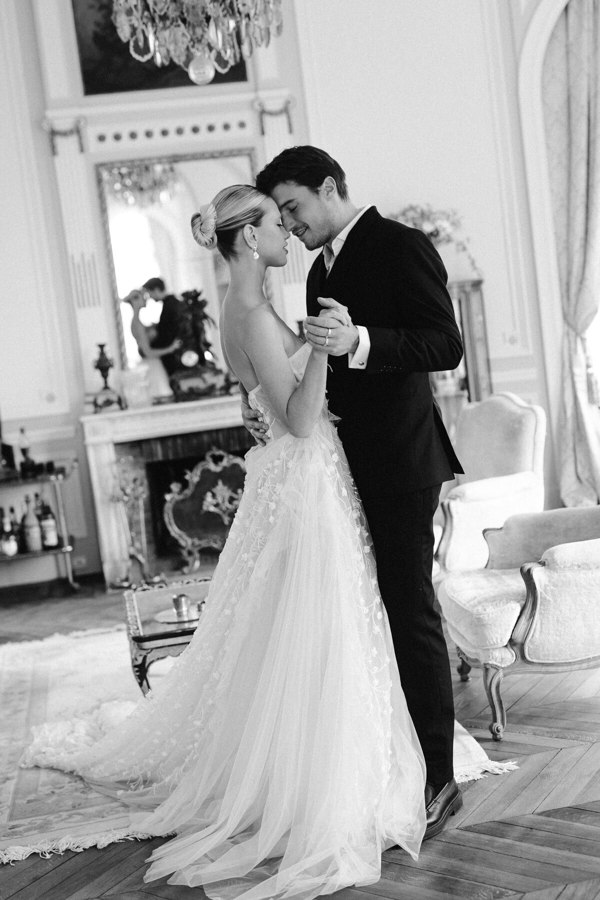 First dance as a couple at a high-end wedding in France with an alternative wedding cake.