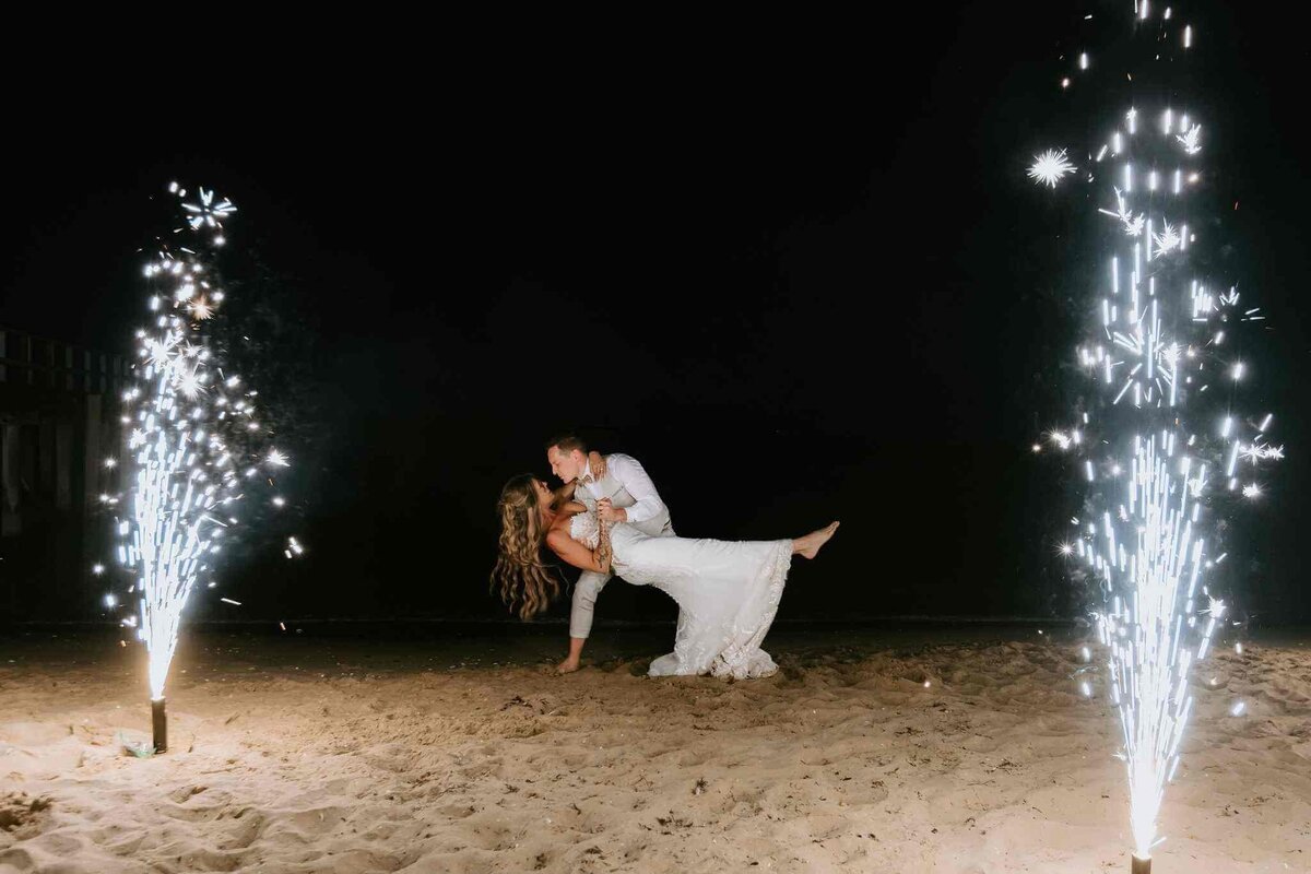couple_dancing_on_beach