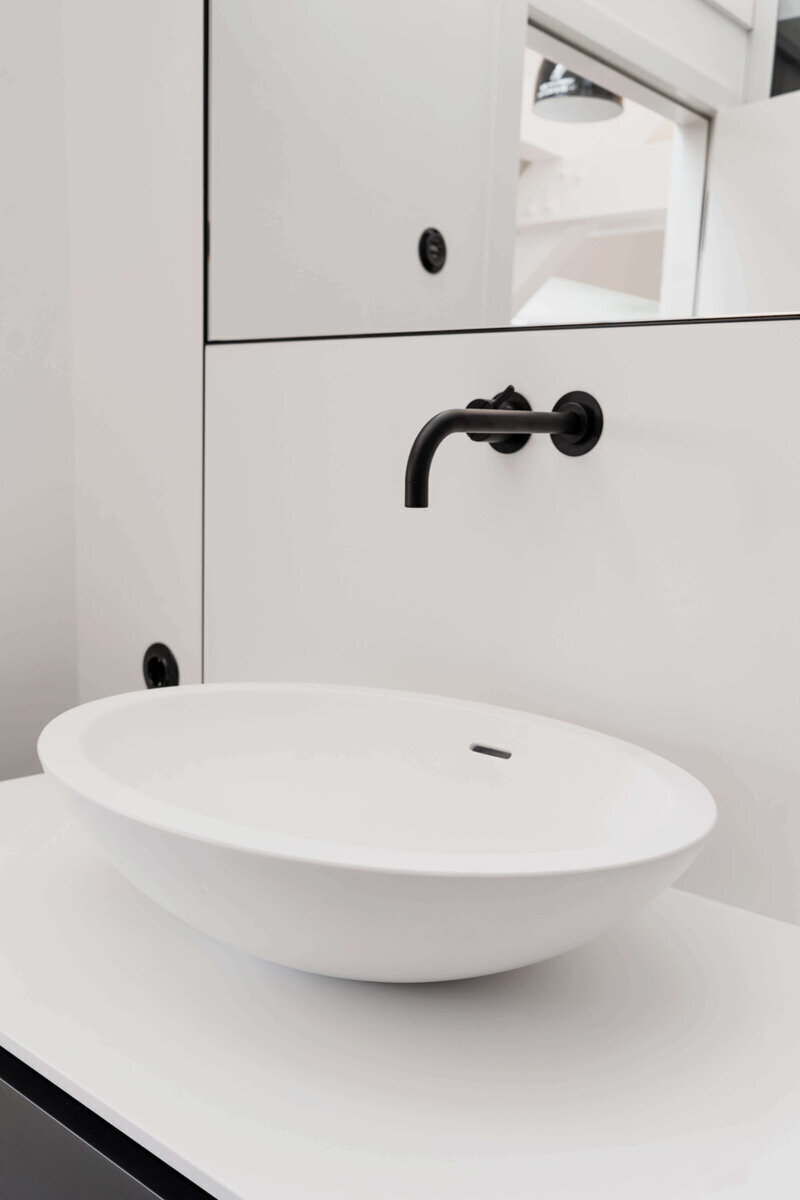 badezimmer-adam-innenausbau-aufgesetztes-waschbecken