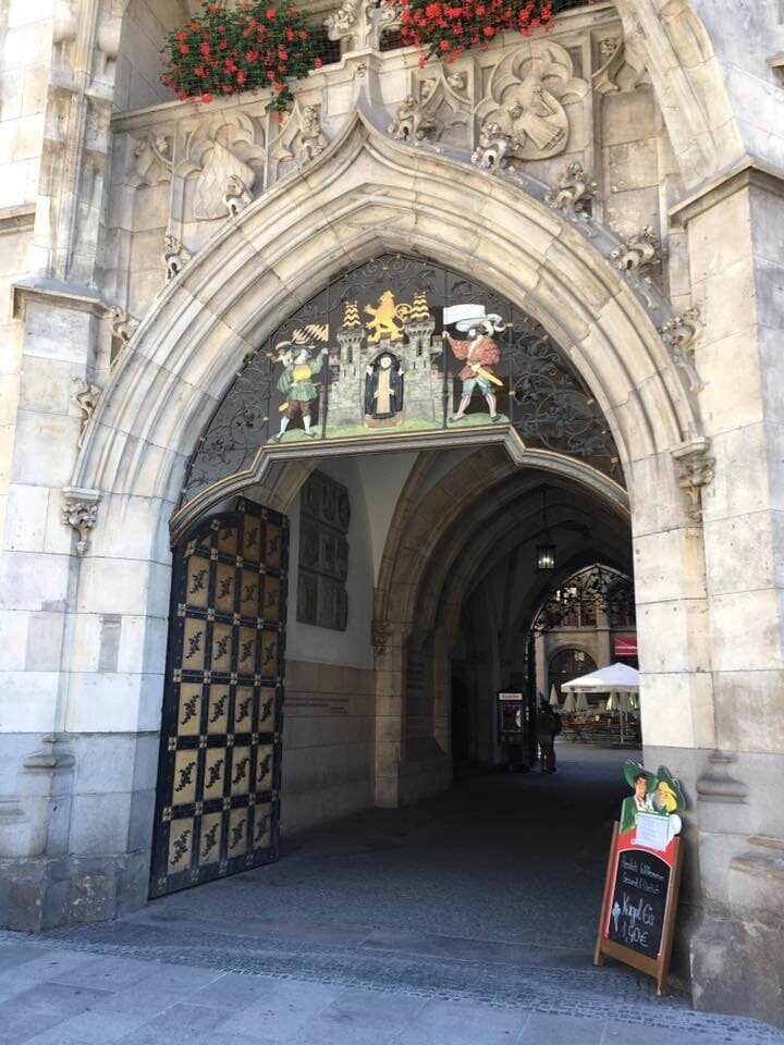 Arch leading into Munich city hall