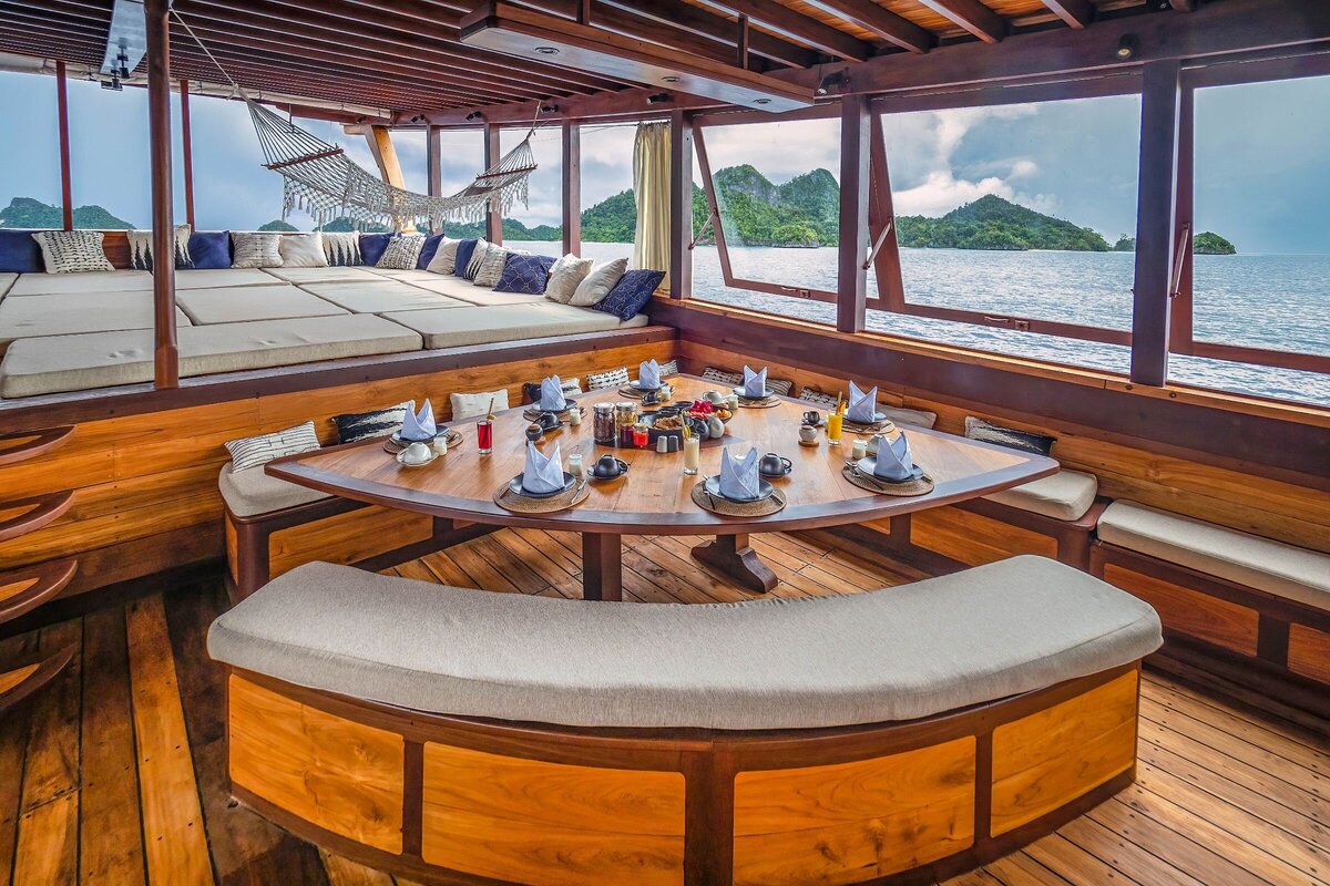 Luxury Yacht Charter Raja Ampat Majik Cruise (13)