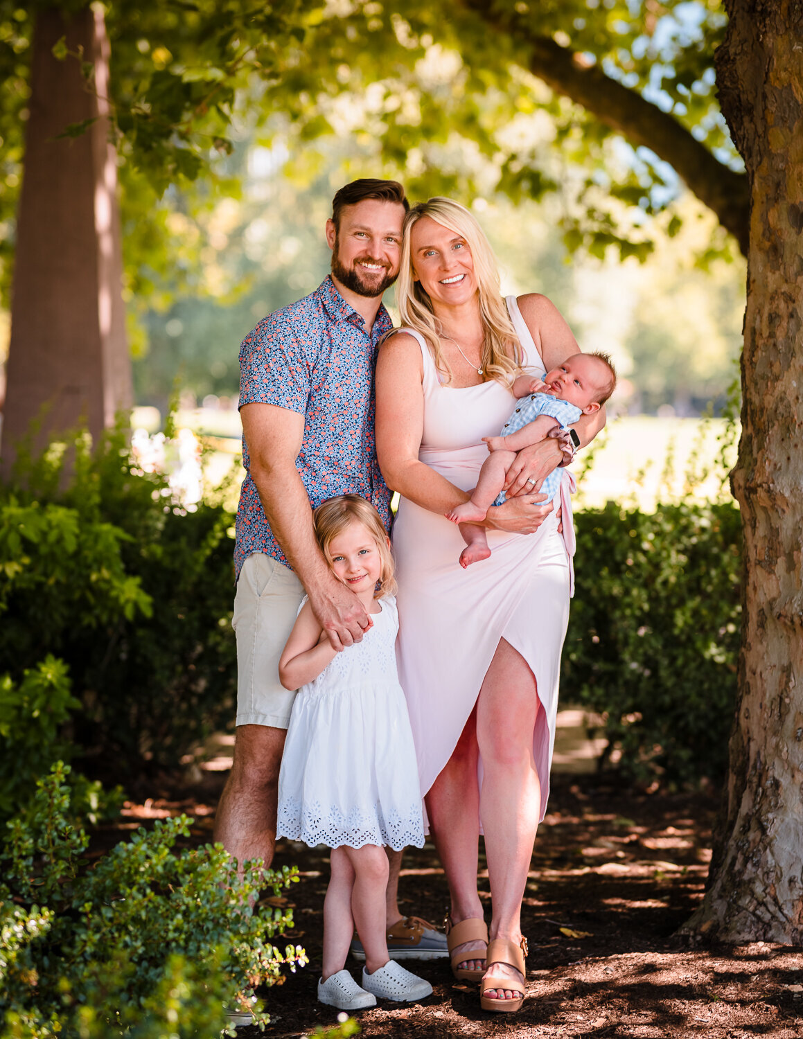downtown-bellevue-park-family-photoshoot-with-sweet-newborn