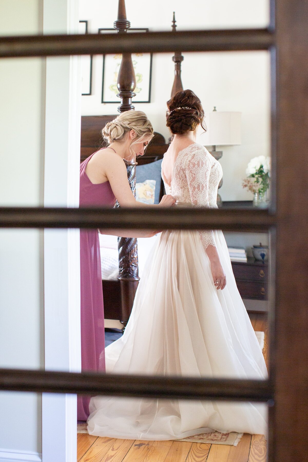 bride-getting-ready-mirror