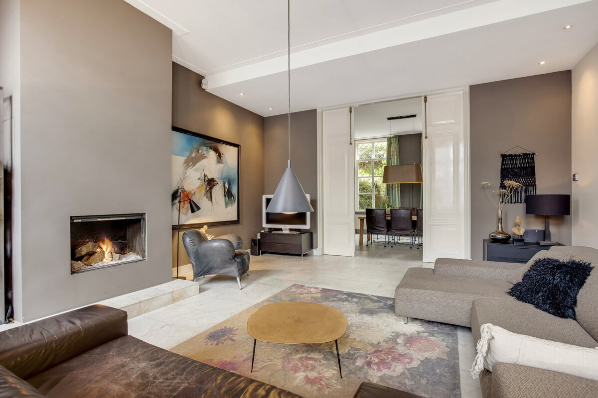 Lichte woonkamer met neutrale styling, vastgelegd door fotograaf Kelly Noten voor snelle woningverkoop in Breda