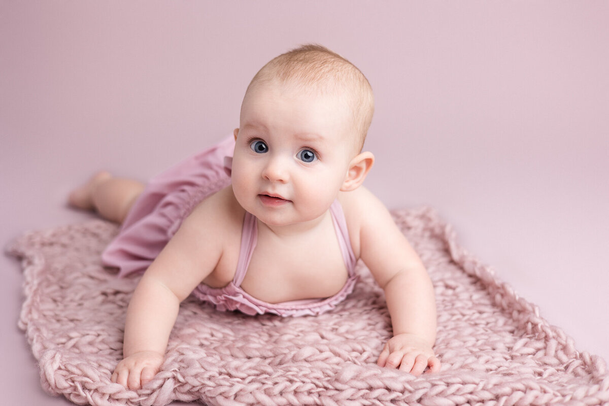 Baby_girl_in-home_milestone_sitter_photography_session_Frankfort_KY_photographer-2