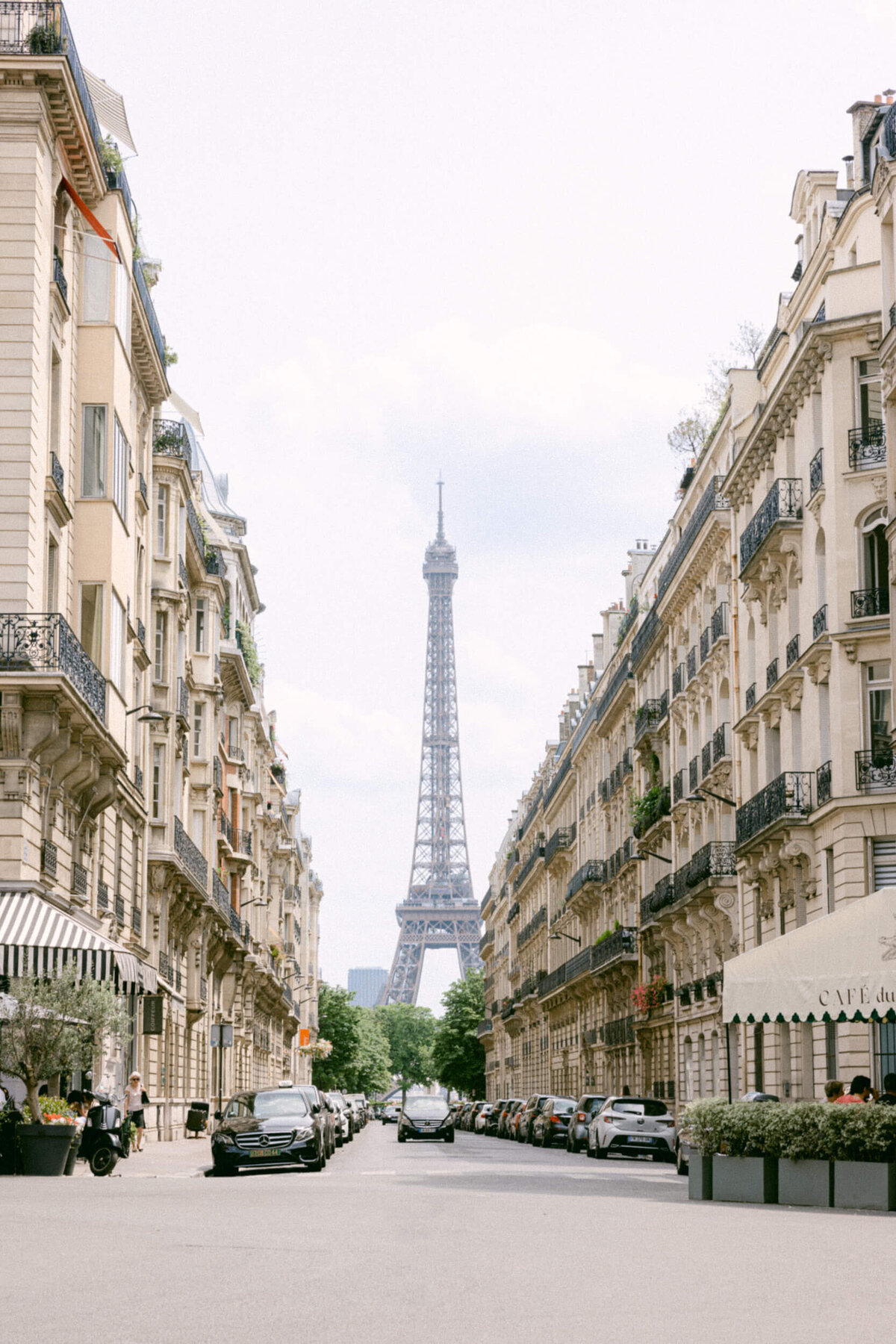 A wedding photo showing off the architecture of Paris