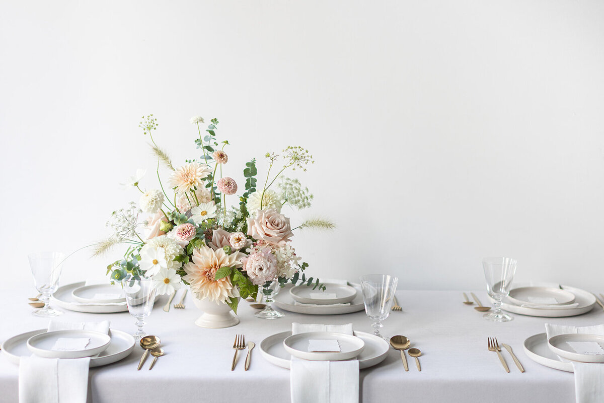 modern-elegant-garden-blush-wedding-centerpiece