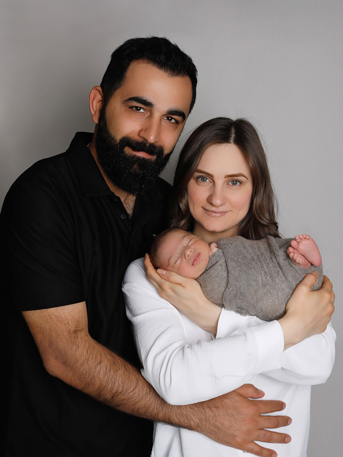 Newborn-photography-session-newborn-in-mothers-arm-with-father,-newborn-photo,-photo-taken-by-Janina-Botha-photographer-in-Oakville-Ontario